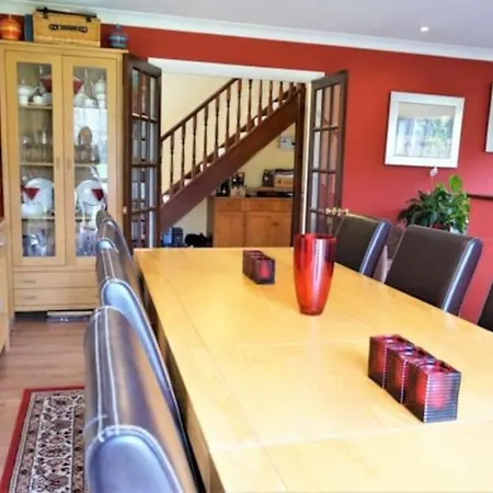 Large Modern House In Small Rural Hamlet * מילום