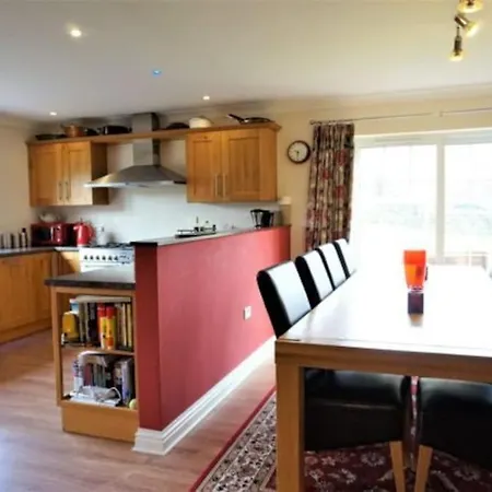 Large Modern House In Small Rural Hamlet מילום