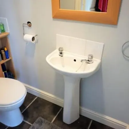 Large Modern House In Small Rural Hamlet בית נופש